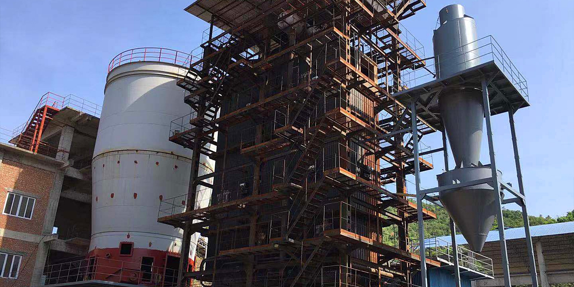 進取、求實、嚴謹(jin)、團結